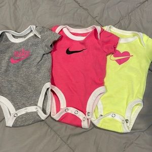 Nike newborn 3pack onesies
